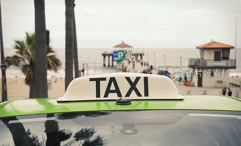 出租车在曼哈顿海滩码头附近等候，南加州