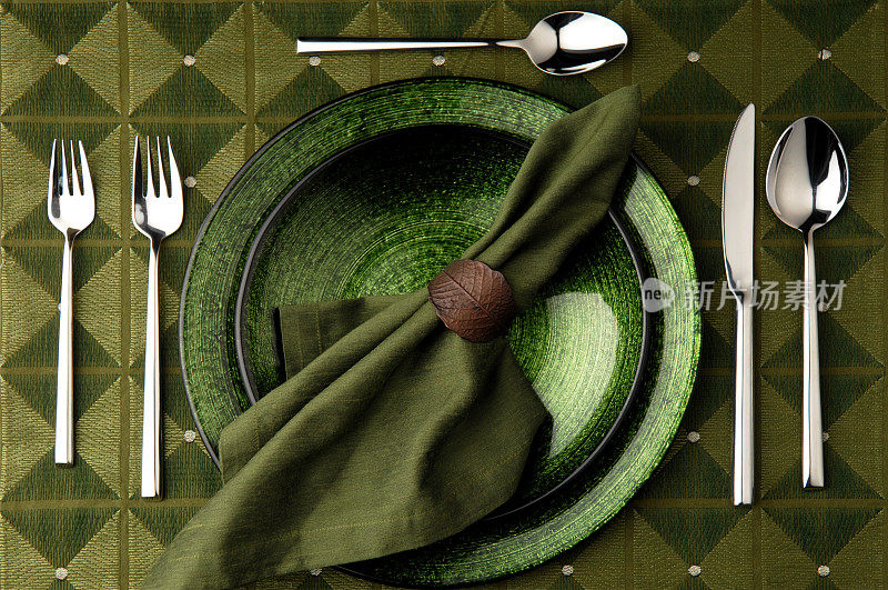 绿色节日餐桌布置