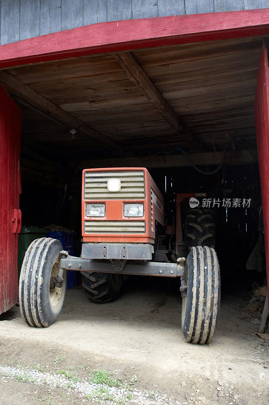 谷仓里的旧红色拖拉机