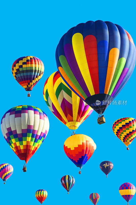 系列:彩色热气球在湛蓝的天空中飞翔