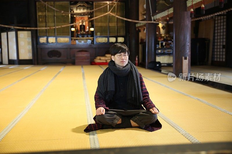 在日本寺庙冥想的人