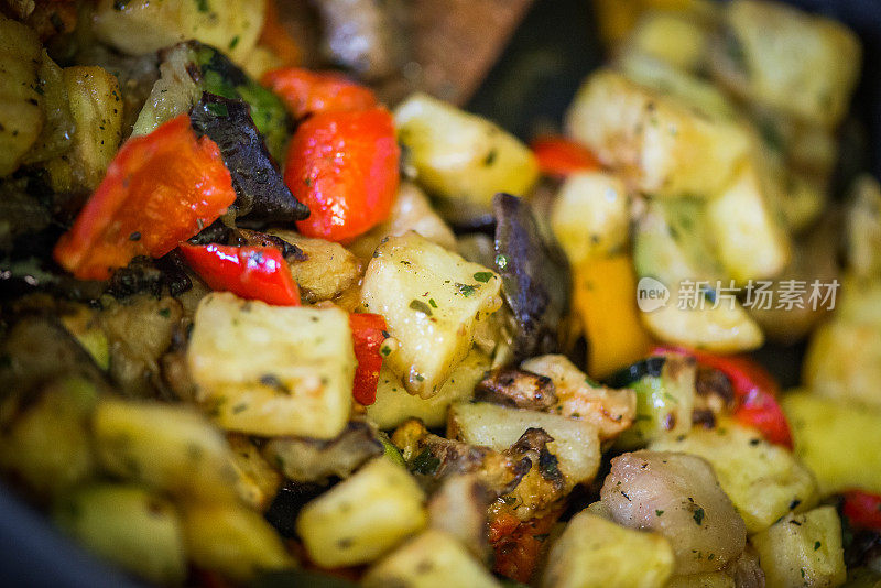烤蔬菜(土豆，辣椒，西葫芦，茄子)在平底锅煮