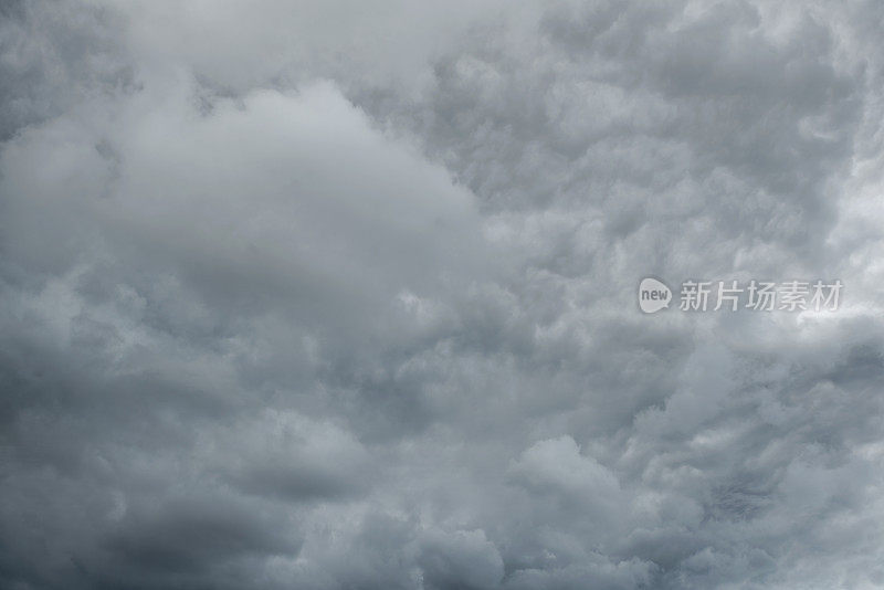 暴风雨与戏剧性的黑暗天空