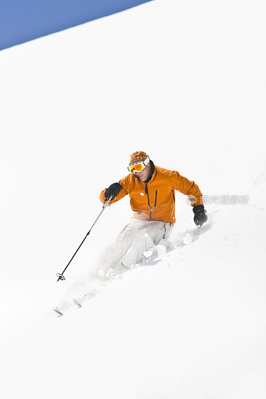 在科罗拉多州落基山脉滑雪的男性粉末