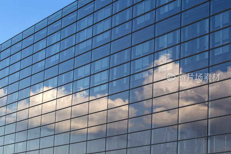 云反射在玻璃上