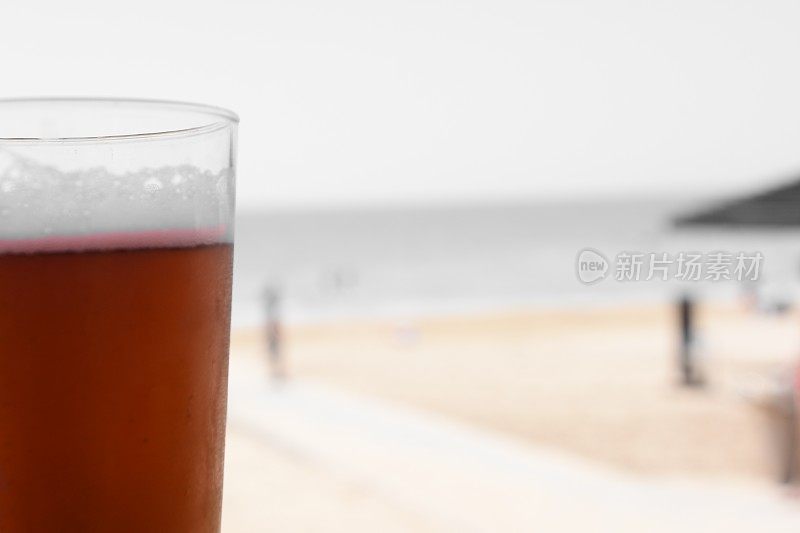 在海滩上喝啤酒