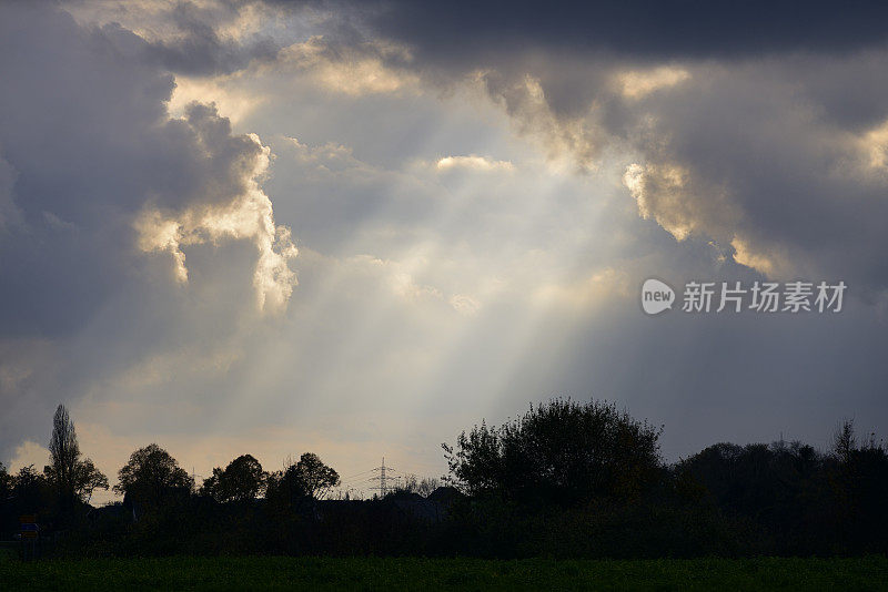 阳光照耀着戏剧性的云景