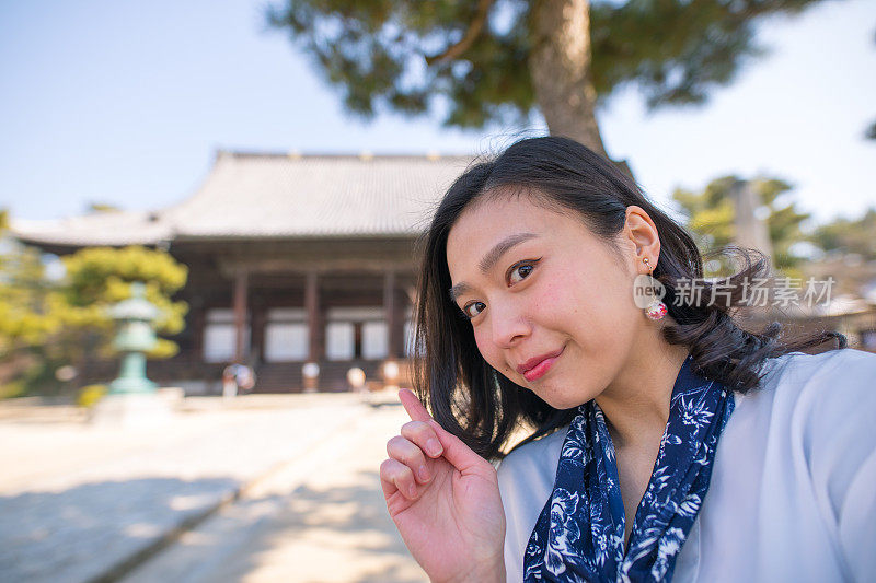 一名年轻女子在日本京都的寺庙里自拍