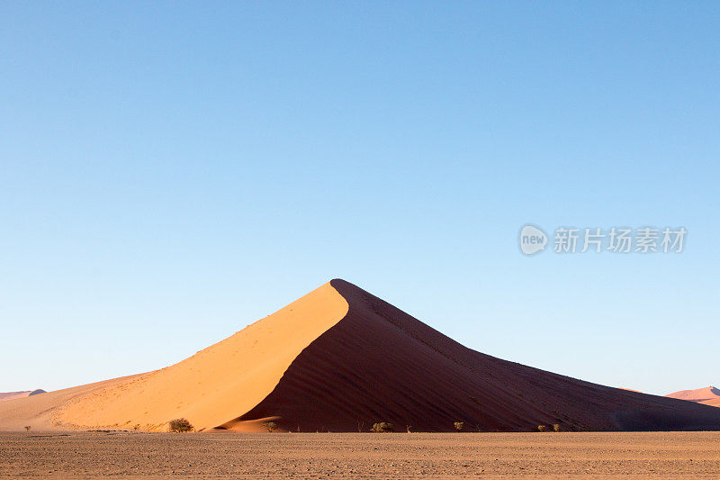 纳米比亚的一个沙丘，在清晨日出时有阴影