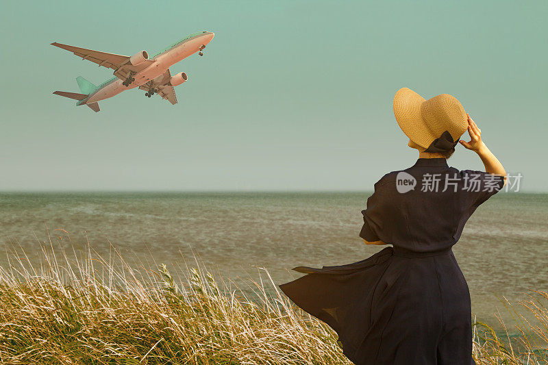 在古老的海滩背景上，一个穿着飞行裙的女人看着飞机起飞。