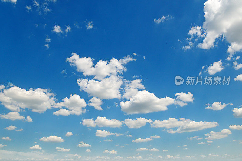蓝色的天空和白色的积云