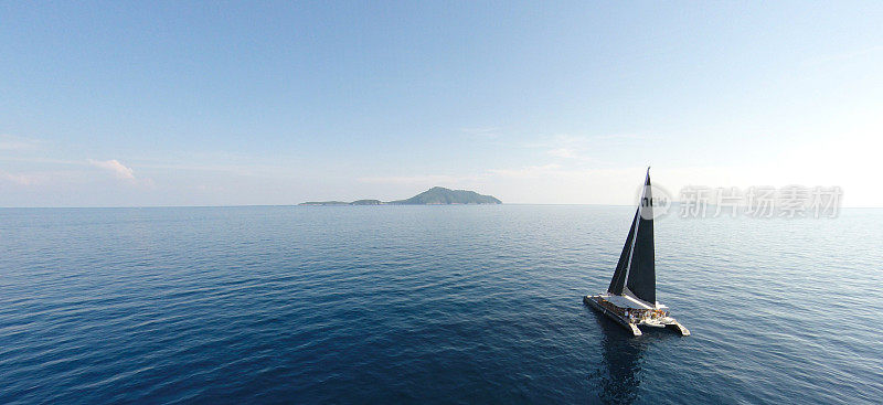 在有风的日子航行在公海上的游艇令人惊叹的景色。无人机视图-鸟瞰角度。