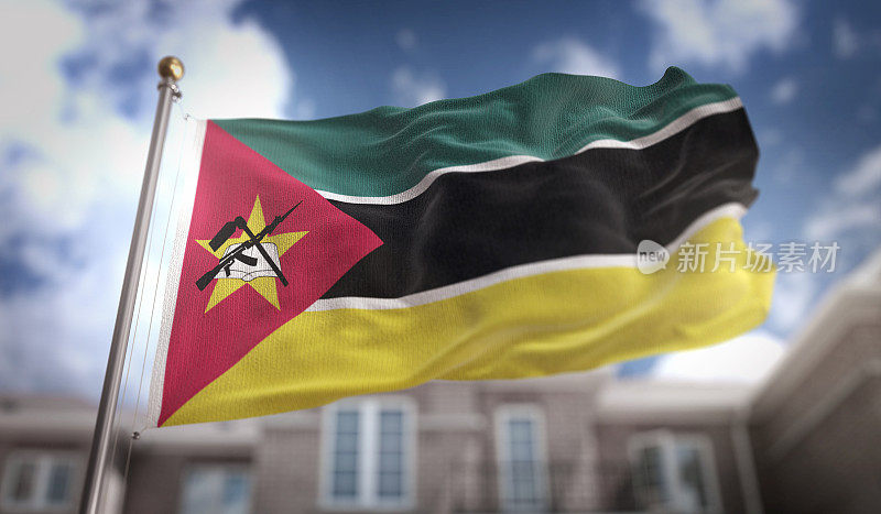 在蓝天建筑背景上的莫桑比克国旗3D渲染