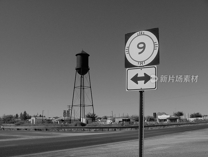 新墨西哥州哥伦布市9号公路的黑白照片。