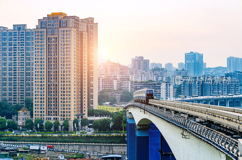 轻轨在重庆的铁路上行驶