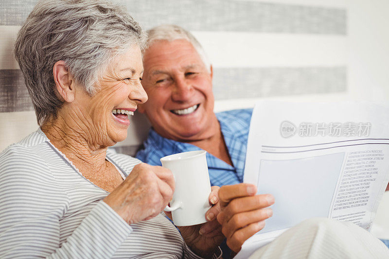 老年夫妇读报