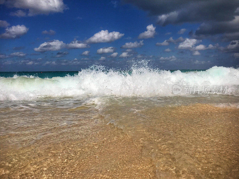 大西洋海浪，就像在天堂岛巴哈马看到的那样。