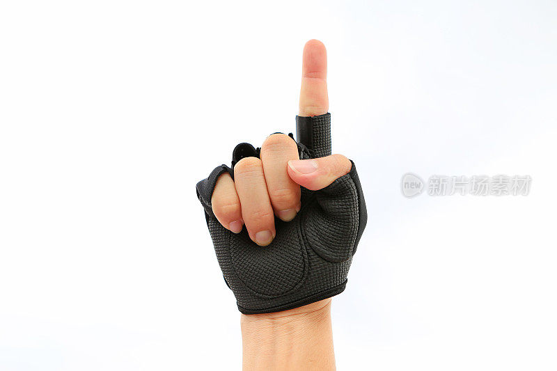 手戴运动手套，食指孤立在白色背景上。