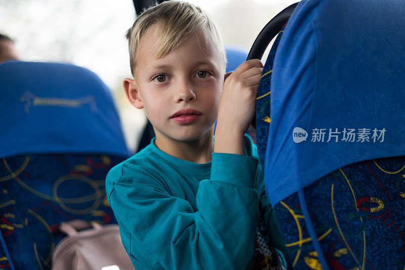 可爱的小男孩乘公共汽车旅行