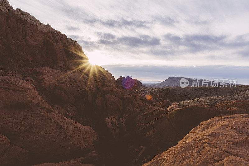 太阳从红岩国家保护区的岩石后面照射出来