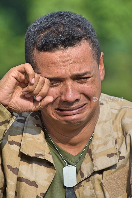 泪流满面的男性士兵