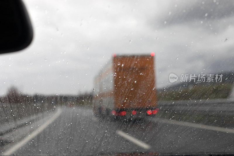 雨中高速公路上的半卡车