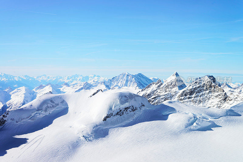 瑞士阿尔卑斯山冬季的少女峰