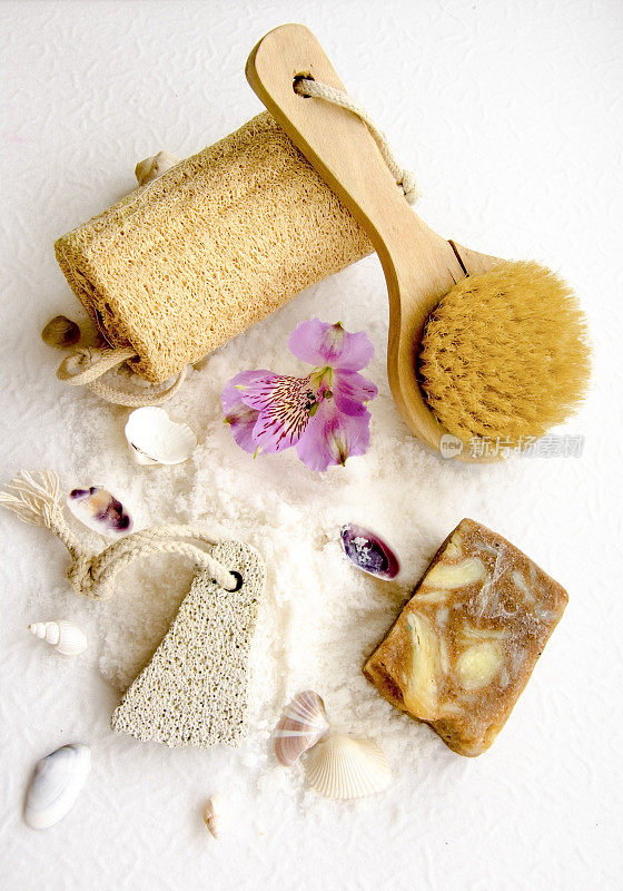 浴室用海盐晶体，浮石，风向标，紫花花，身体刷，贝壳，手工肥皂加上后跟的沙子