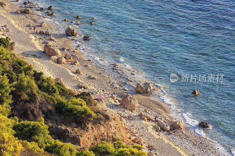 希腊爱奥尼亚群岛莱夫卡达的佩夫库利亚海滩日落时分