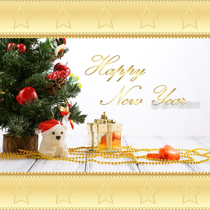 贺卡与圣诞树，金色礼盒，球，玩具熊，糖果和装饰复古复古的白色桌子孤立在白色与金色装饰