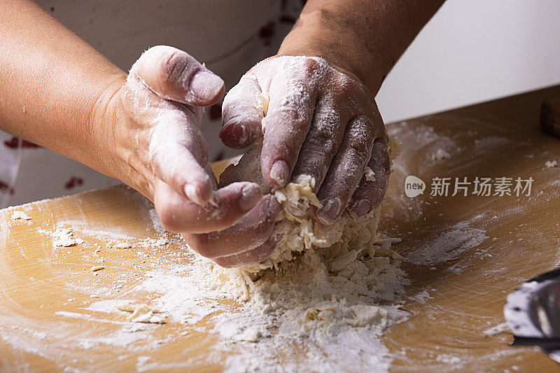 厨师的手在厨房和面粉揉面团的特写
