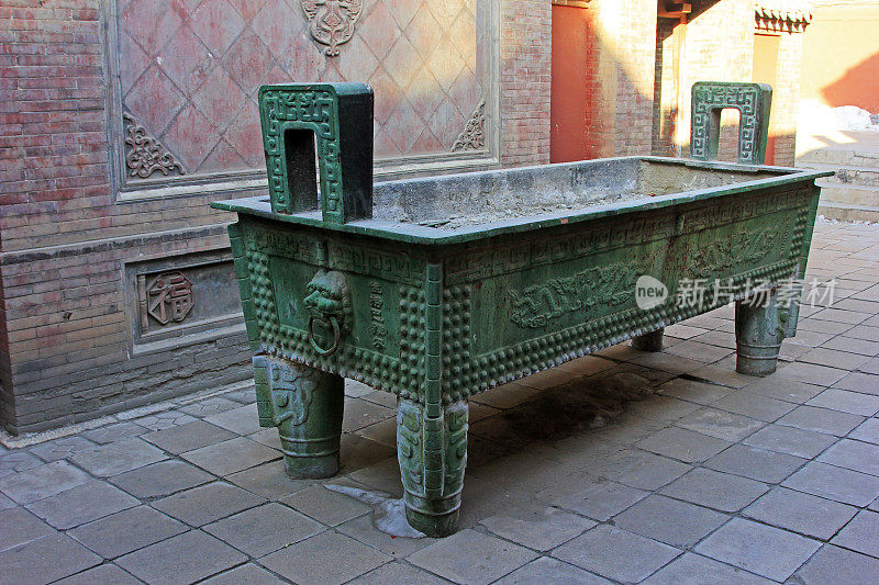 一座寺庙里的中式长方形香炉，特写照片