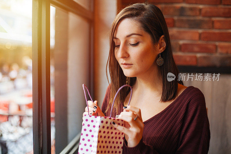 快乐的年轻女人与购物袋