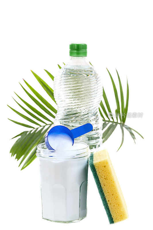 小苏打，柠檬和布在绿叶和白色的背景上环保的天然清洁剂