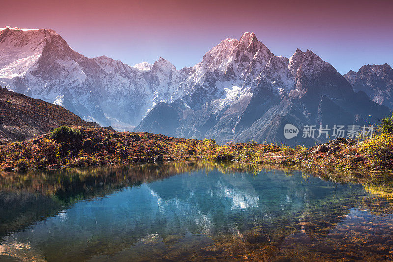 美丽的风景，高山和白雪覆盖的山峰，天空倒映在湖中。日出的山谷与水的倒影。尼泊尔。令人惊叹的喜马拉雅山脉。自然