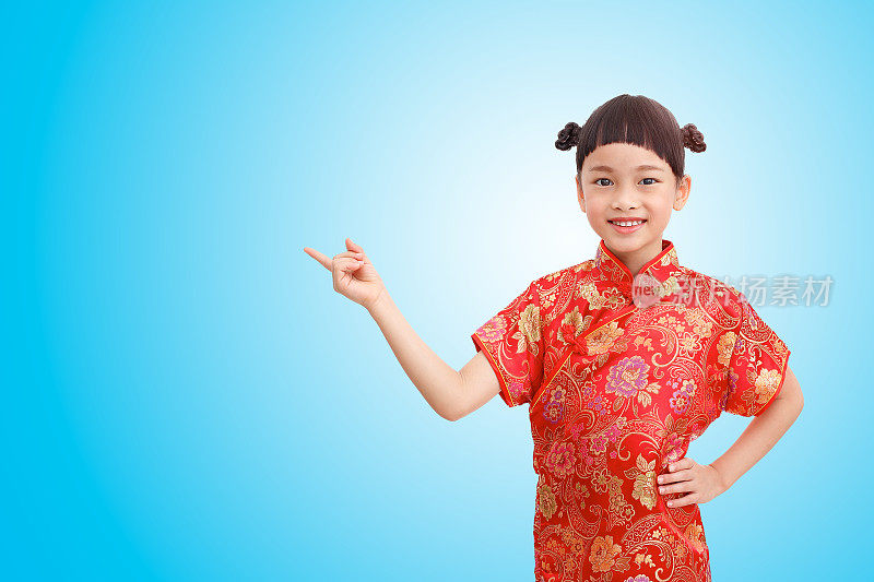 中国小指头女孩点着表演，穿着旗袍孤立在蓝色渐变背景上。剪切路径