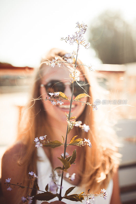 美丽的女人和鲜花