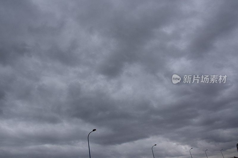 风暴的天空,下雨了。