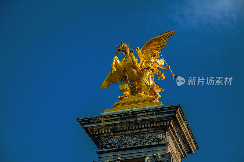 装饰在巴黎塞纳河上的亚历山大三世大桥的金色雕像。