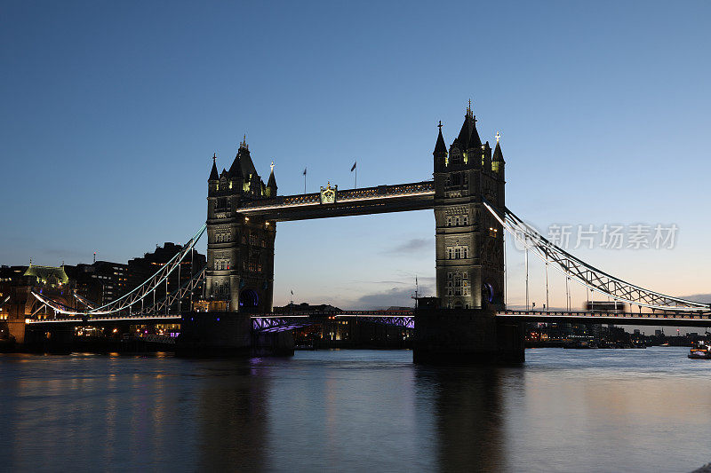 伦敦塔桥黄昏日出的风景
