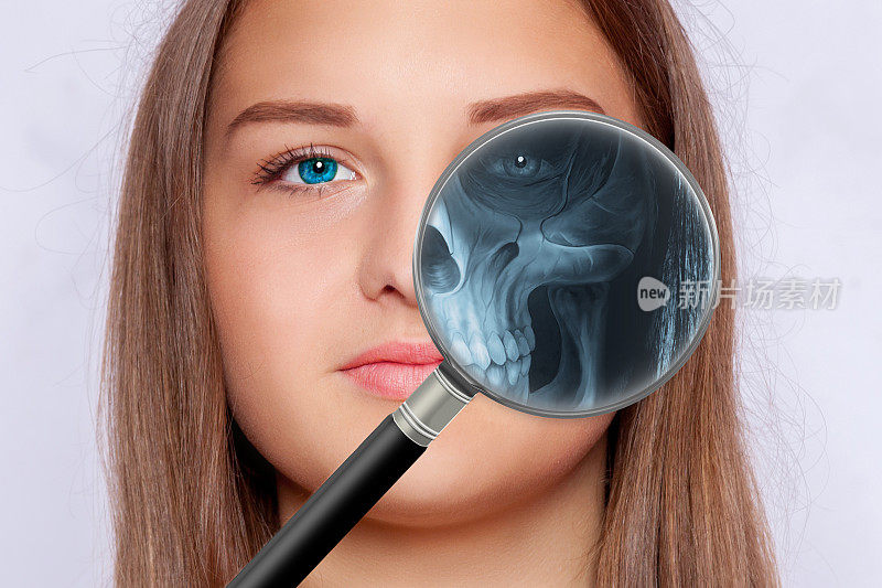 一张女性面部的x光照片，牙科