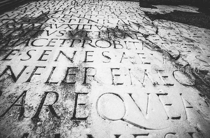 罗马大理石上刻的拉丁文字