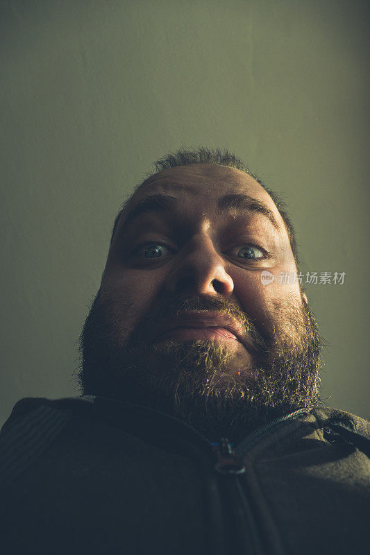 疯狂的胖胡子男人的特写肖像