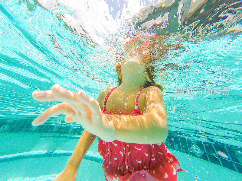 水下夏天游泳