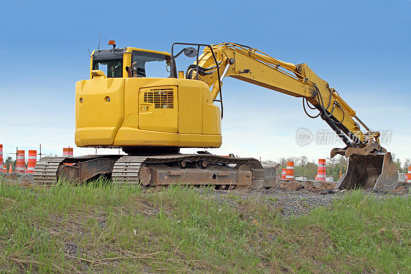 挖掘机在道路施工现场