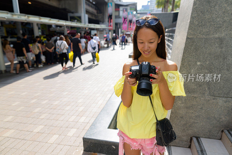 年轻美丽的多民族旅游女人的肖像享受生活在暹罗广场购物中心在泰国曼谷