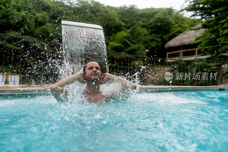 在温泉游泳池里放松的男人