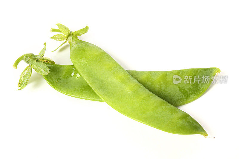 绿色雪豌豆，有机蔬菜堆放在一起，孤立在白色