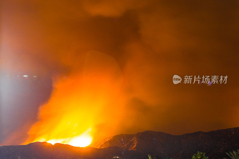 夜间长时间曝光照片的La金枪鱼野火在洛杉矶，CA