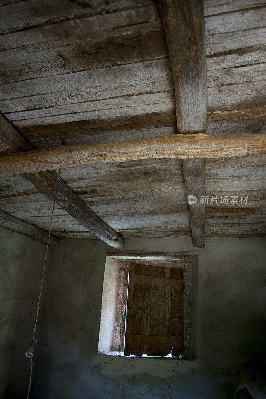 地下室的古董木制天花板